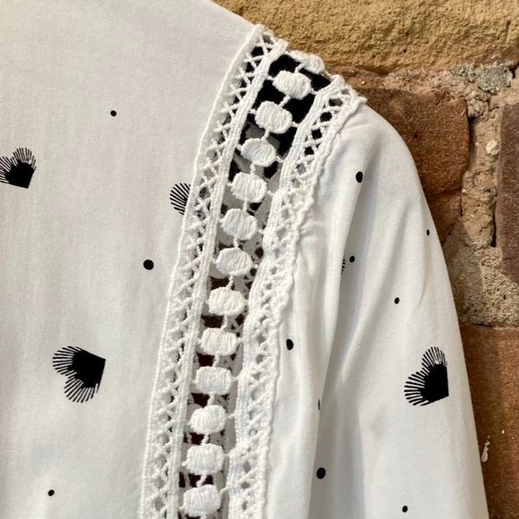 D2R White & Black Heart-Shaped Pattern Top with Lace Detailing. Small. - Picture 7 of 10